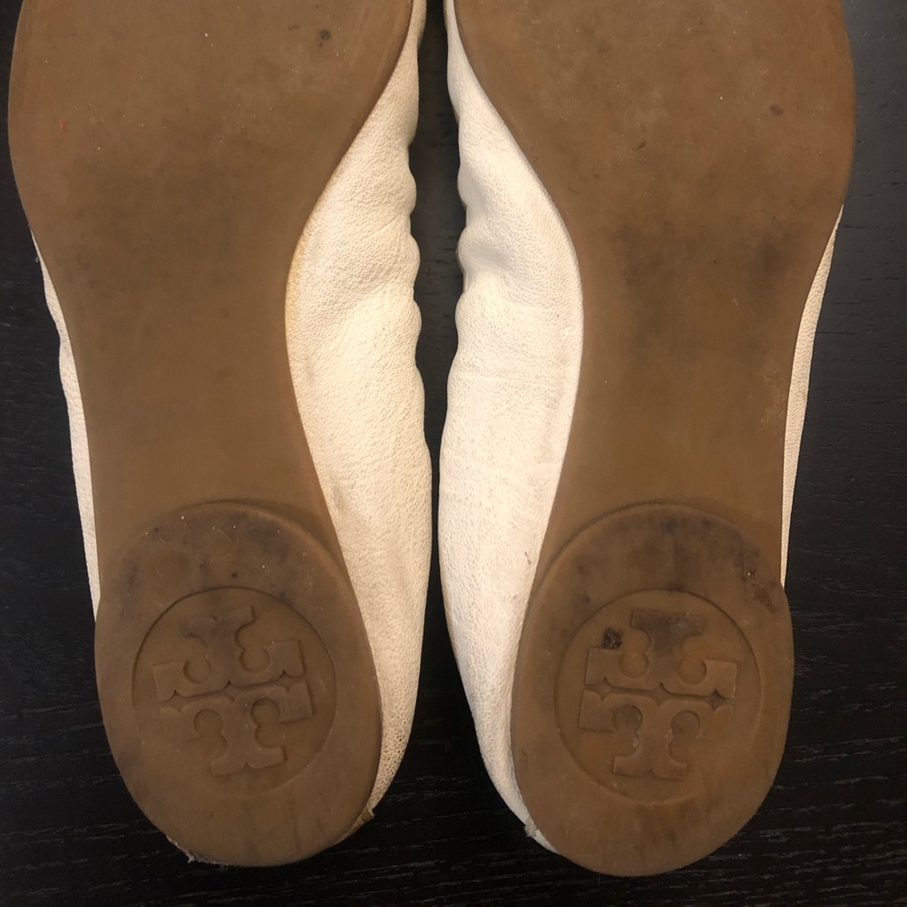 Tory Burch white animal skin with bow flats - Picture 6 of 6